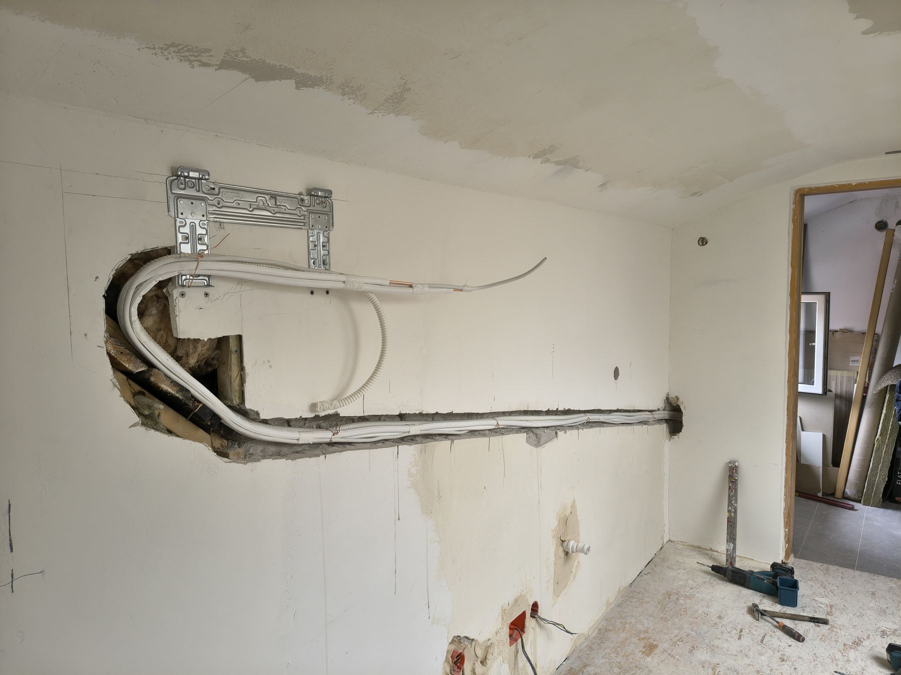 Przygotowanie instalacji w ścianie pod klimatyzator