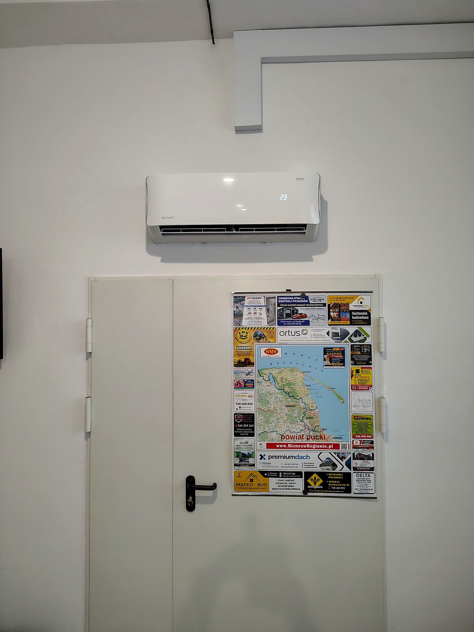 Montaż klimatyzatora w pomieszczeniu biurowym