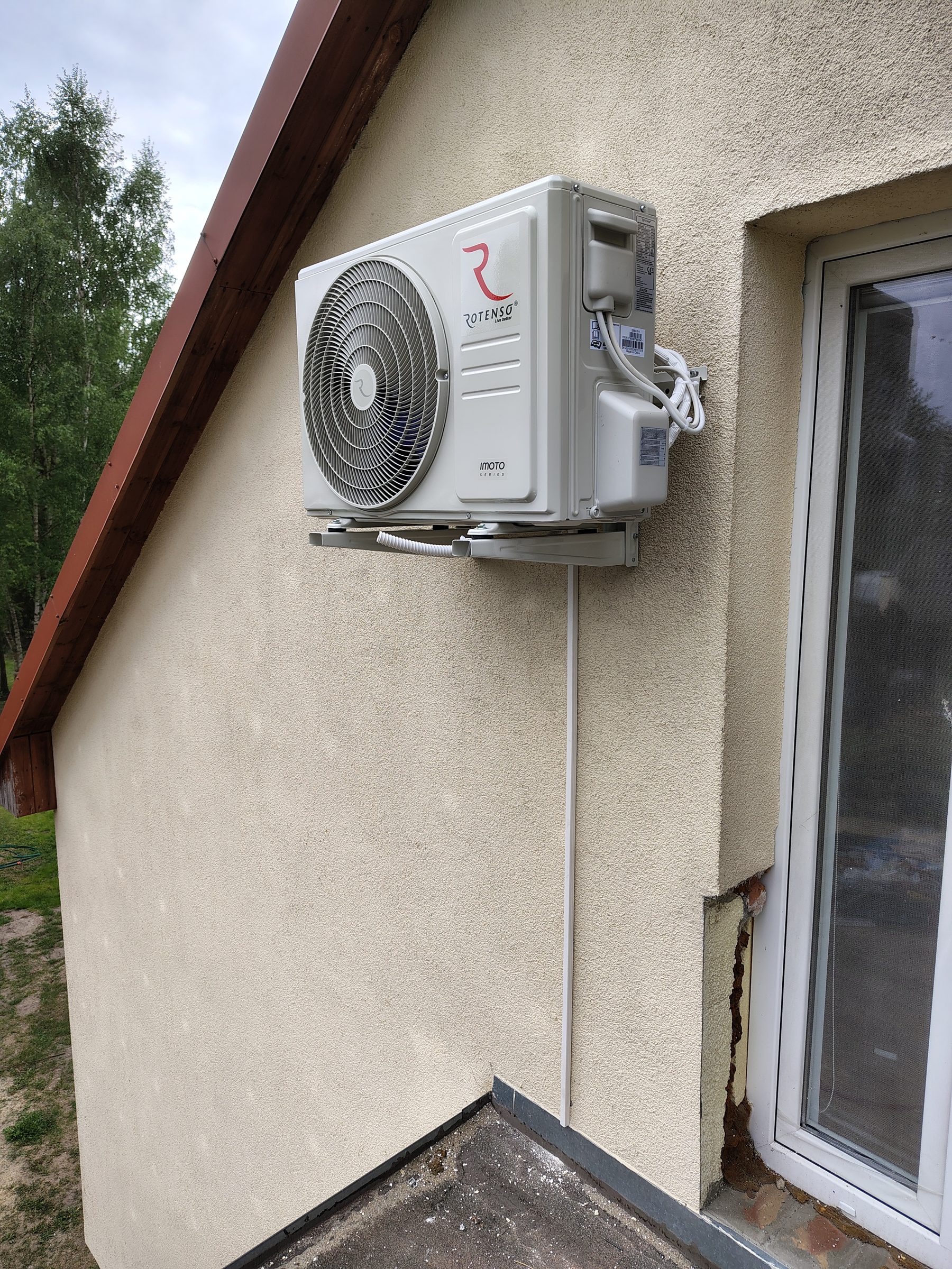 Zamontowany klimatyzator w narożniku pomieszczenia