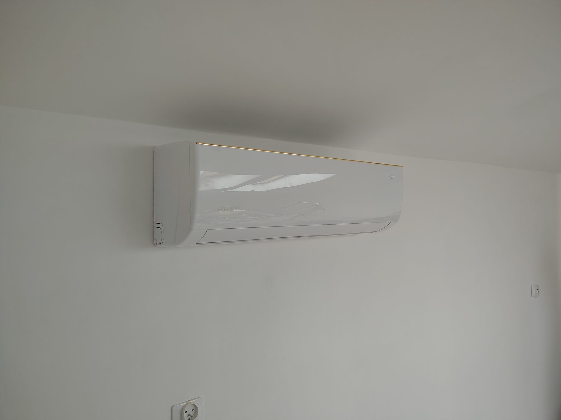Klimatyzator Rotenso RONI ze złotym akcentem