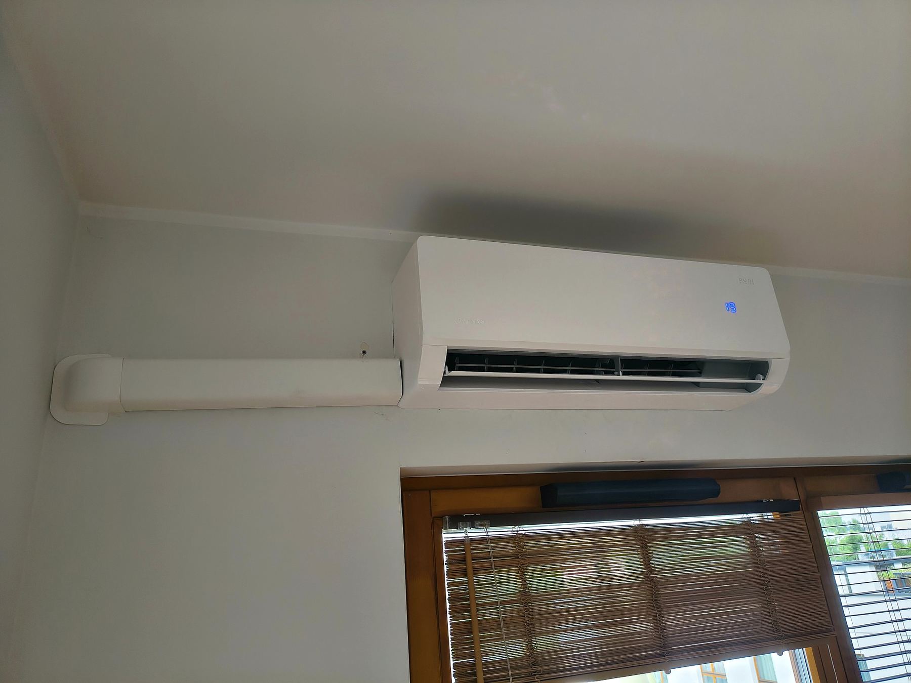Zamontowany klimatyzator Rotenso przy oknie