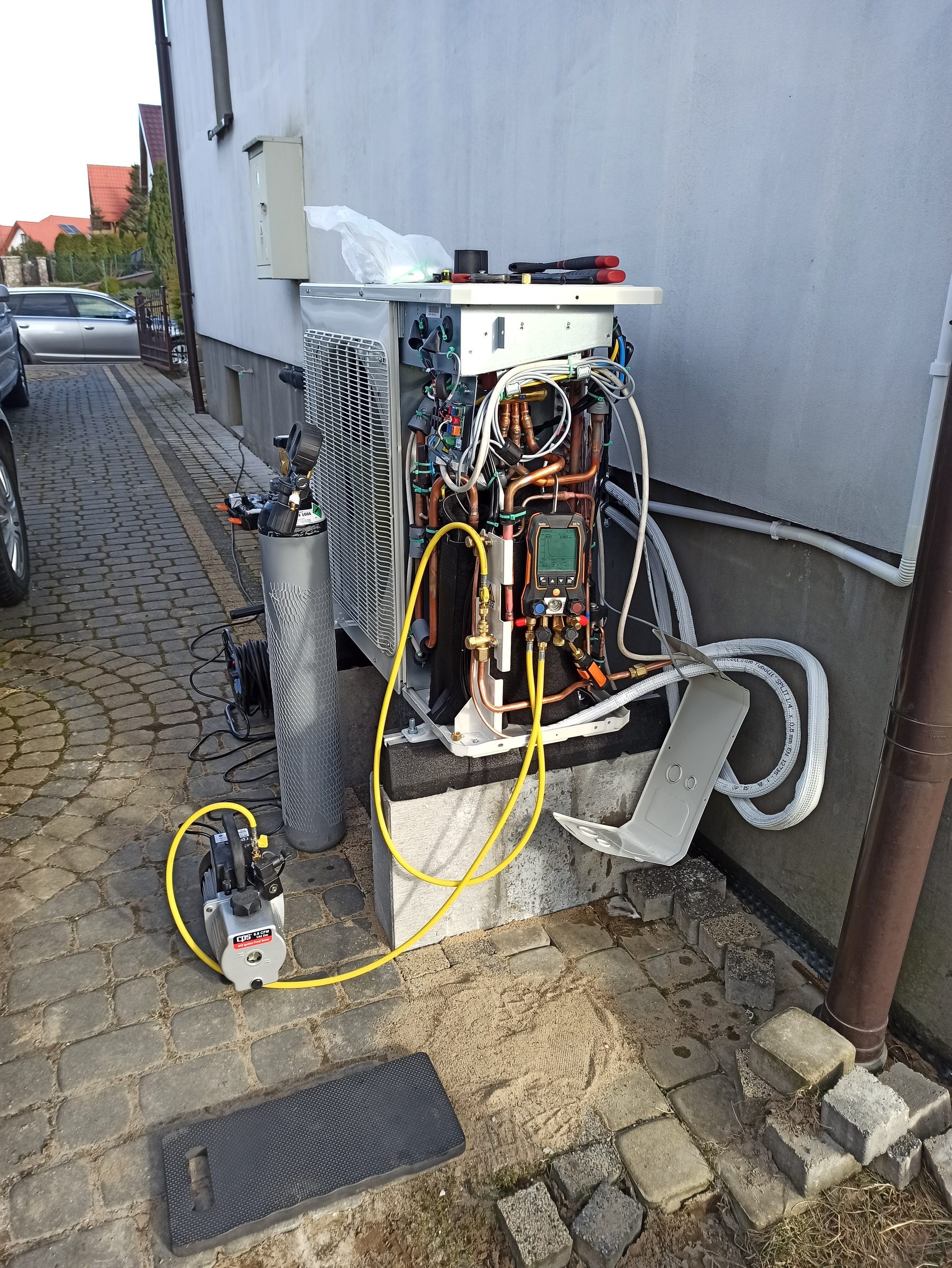Serwis pompy ciepła - próżniowanie instalacji
